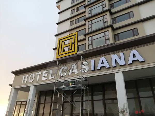 Hotel building signage installation – CADMAP, Delhi